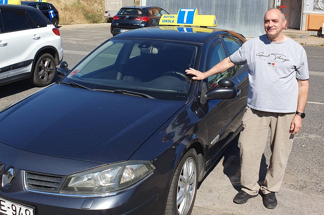 Az automata váltós oktatóautó, mellette az oktató